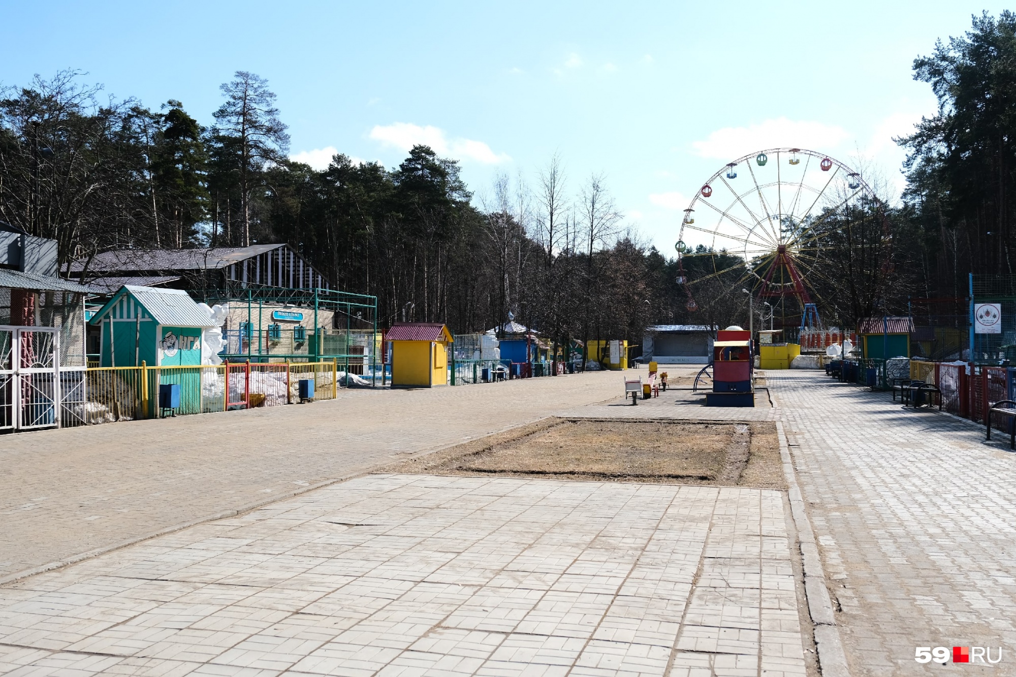 Немного «Зомбиленда»: пустой парк в Закамске и остановившееся колесо