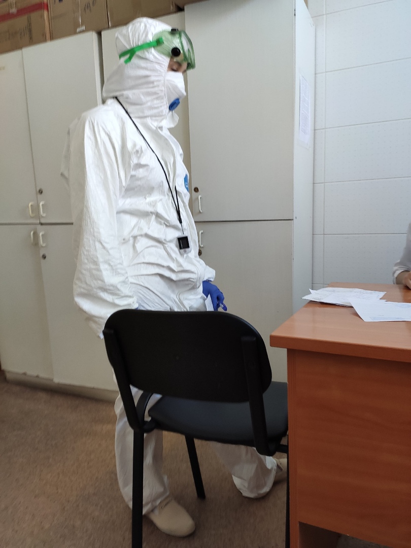 В таком костюме Андрея осматривал врач в инфекционной больнице В таком костюме Андрея осматривал врач в инфекционной больнице