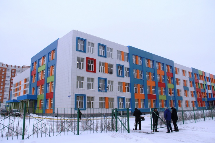 Разноцветный фасад школы виден издалека — это своеобразный тренд новых учебных заведений в Омске