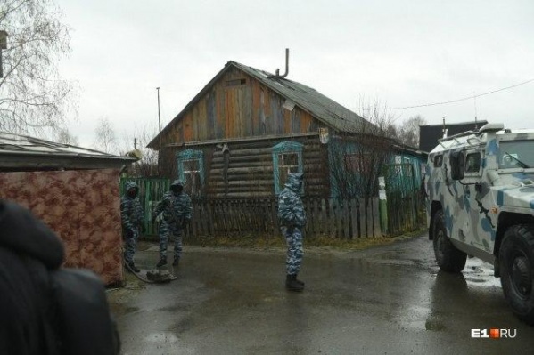 Та самая сторожка, которую сняли боевики Та самая сторожка, которую сняли боевики