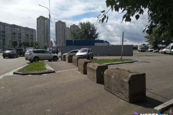 Бетонные блоки стоят вдоль Шахтёров, закрывая проезд к рынку Бетонные блоки стоят вдоль Шахтёров, закрывая проезд к рынку
