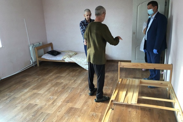 Только посмотрите на кровати Только посмотрите на кровати
