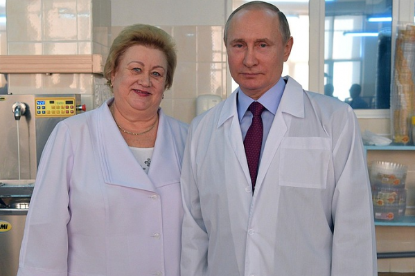 Владимир Путин и Лидия Ерошина на БКК во время визита на комбинат президента России 7 марта 2018 года Владимир Путин и Лидия Ерошина на БКК во время визита на комбинат президента России 7 марта 2018 года 