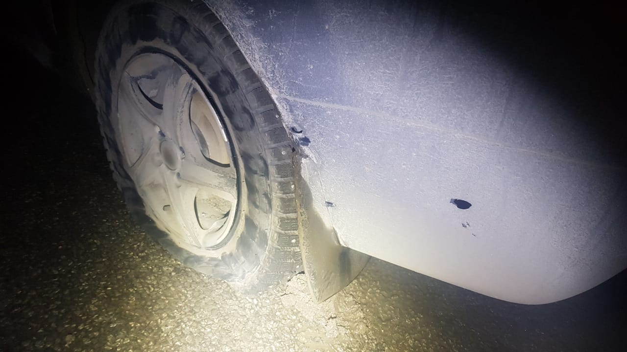 В Екатеринбурге полицейским пришлось стрелять по колесам Logan, чтобы остановить водителя без прав