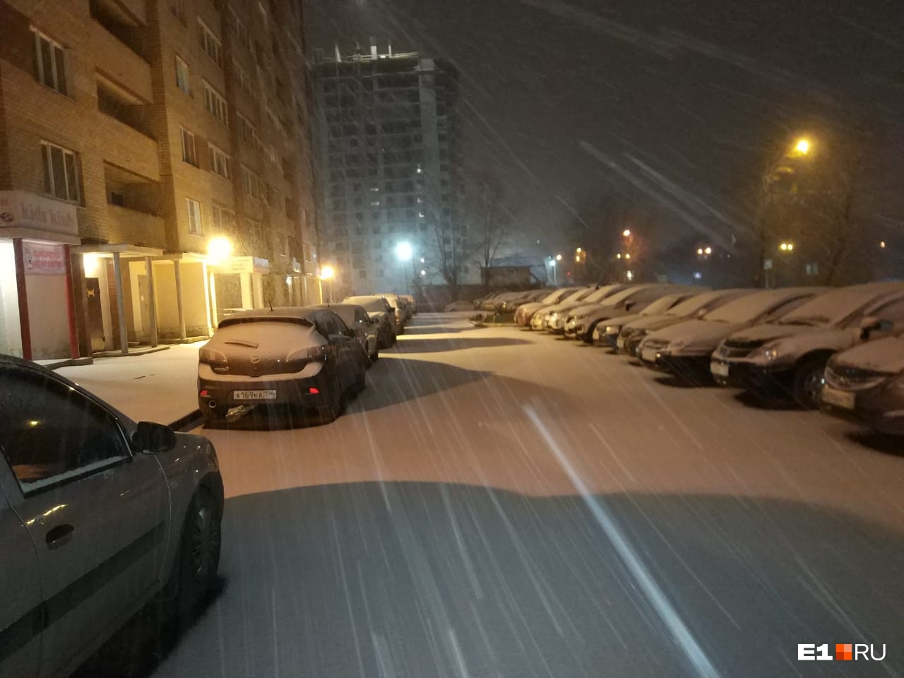Екатеринбург накрыла зима: онлайн-репортаж с заснеженных улиц города