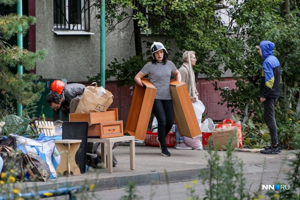 Людям выделили ограниченное время для посещения своих квартир, чтобы они смогли забрать вещи, мебель и бытовую технику Людям выделили ограниченное время для посещения своих квартир, чтобы они смогли забрать вещи, мебель и бытовую технику