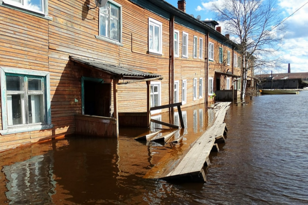 От поднявшейся воды даже всплыли мостки От поднявшейся воды даже всплыли мостки 