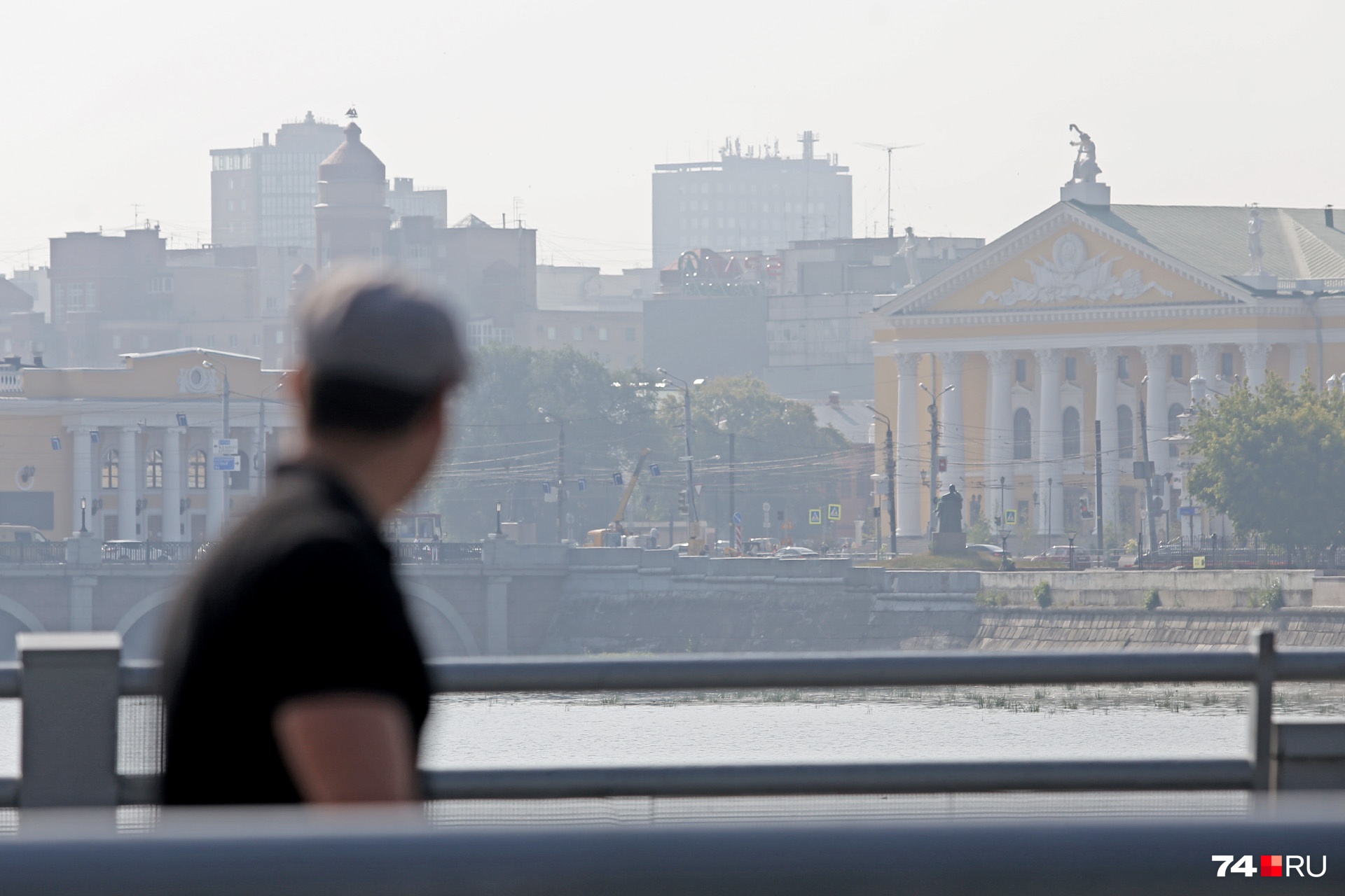Мужчина рассматривает стройку в тумане Мужчина рассматривает стройку в тумане