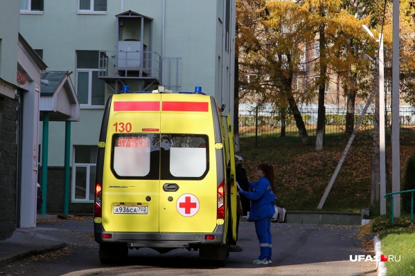 По словам Зарины, родственницу отказались класть в больницу, потому что там нет мест По словам Зарины, родственницу отказались класть в больницу, потому что там нет мест