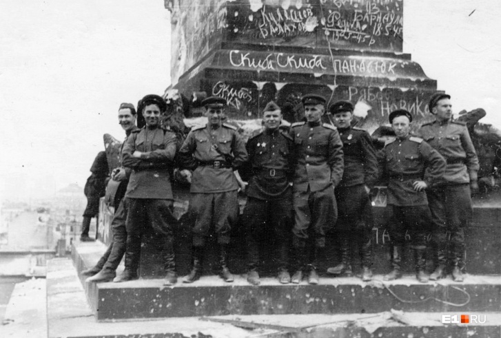 В архиве Бориса Ваулина — десятки снимков послевоенного Берлина и польского Лигница. Разрушенный Рейхстаг, исписанный именами победителей, Бранденбургские ворота, памятники, разрушенные бомбами дома. А ещё — групповые снимки победителей на фоне покорённой немецкой столицы