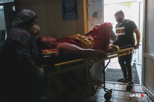 Пациенты продолжают поступать в госпитали каждый день Пациенты продолжают поступать в госпитали каждый день