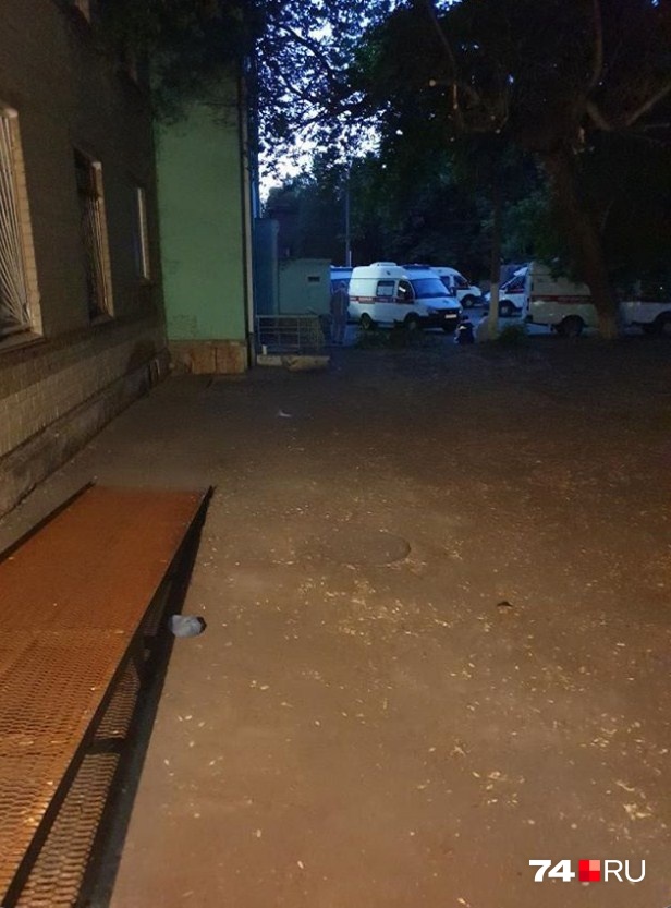 Даже ночью, чтобы попасть на КТ, нужно постоять в очереди Даже ночью, чтобы попасть на КТ, нужно постоять в очереди