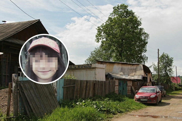 Девочка была одета в розовую футболку и темно-синие джинсы Девочка была одета в розовую футболку и темно-синие джинсы