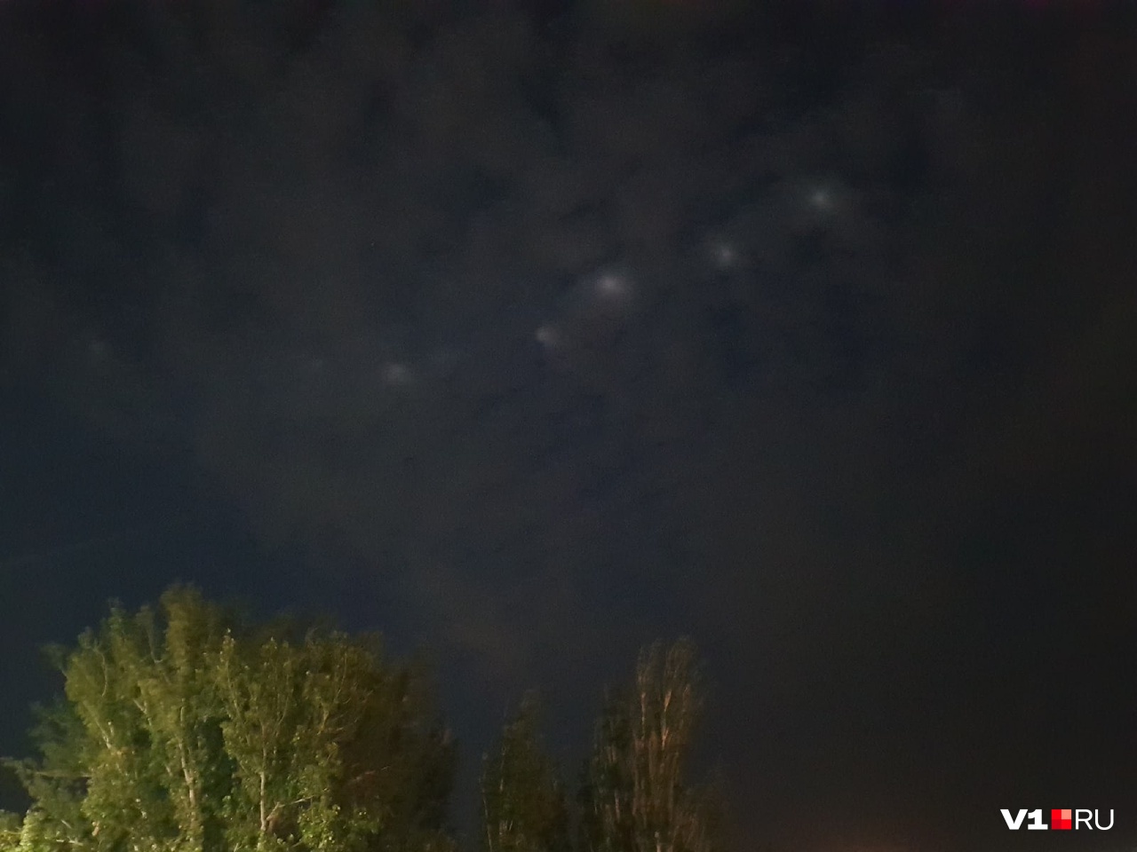 В небе над ночным Волгоградом появились таинственные светящиеся шары