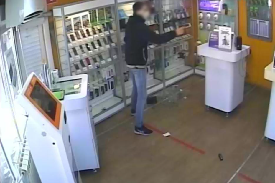 В Уфе подросток с пистолетом ограбил магазин в Черниковке. За ним погнался другой вооруженный мужчина