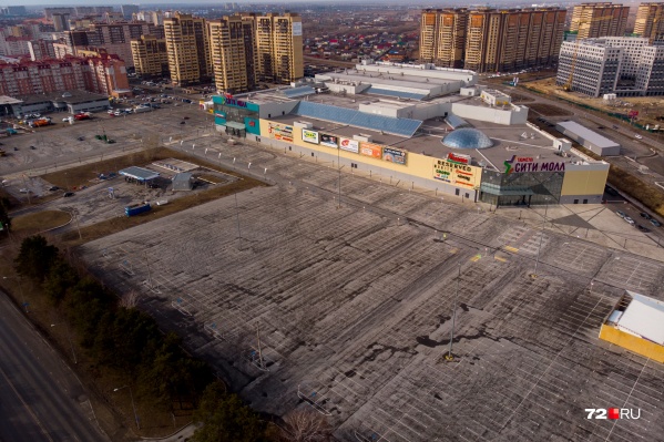 Такими пустынными парковки у ТРЦ мы видели впервые Такими пустынными парковки у ТРЦ мы видели впервые
