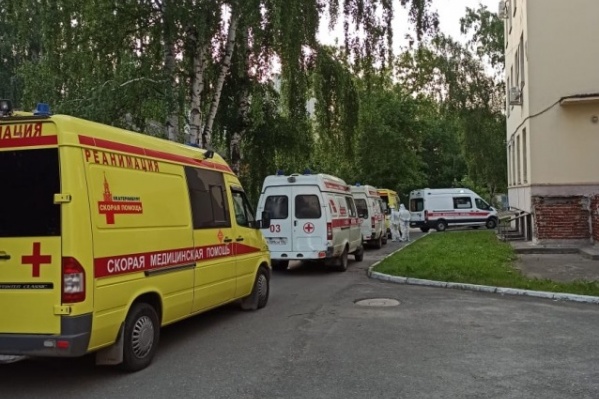 Очередь из скорых в КТ-центр, фото сделано 28 мая Очередь из скорых в КТ-центр, фото сделано 28 мая