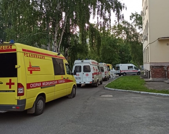 «Сказали, нет мест в больницах»: екатеринбурженка с двусторонней пневмонией 6 часов ждет скорую в КТ-центре