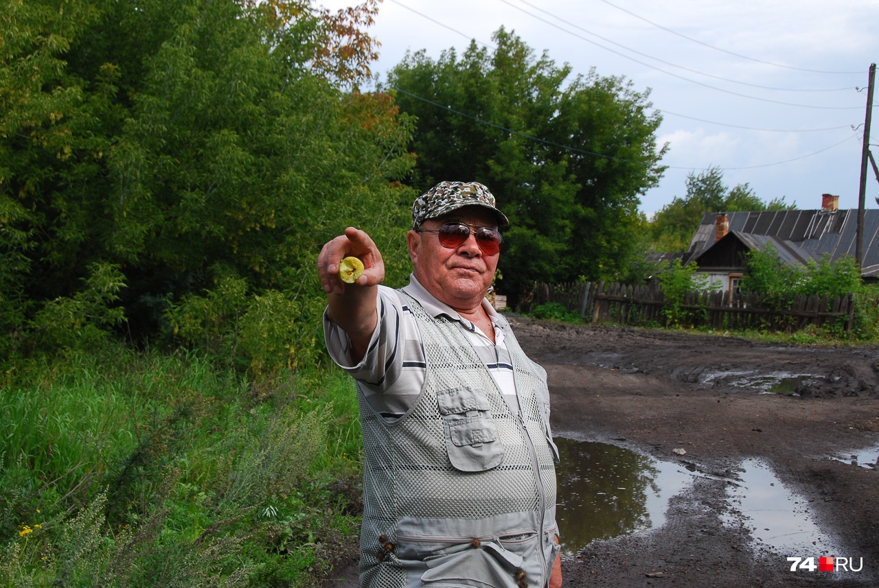 — А вон там клуб был. И ещё можно было к родителям в шахту спуститься — А вон там клуб был. И ещё можно было к родителям в шахту спуститься