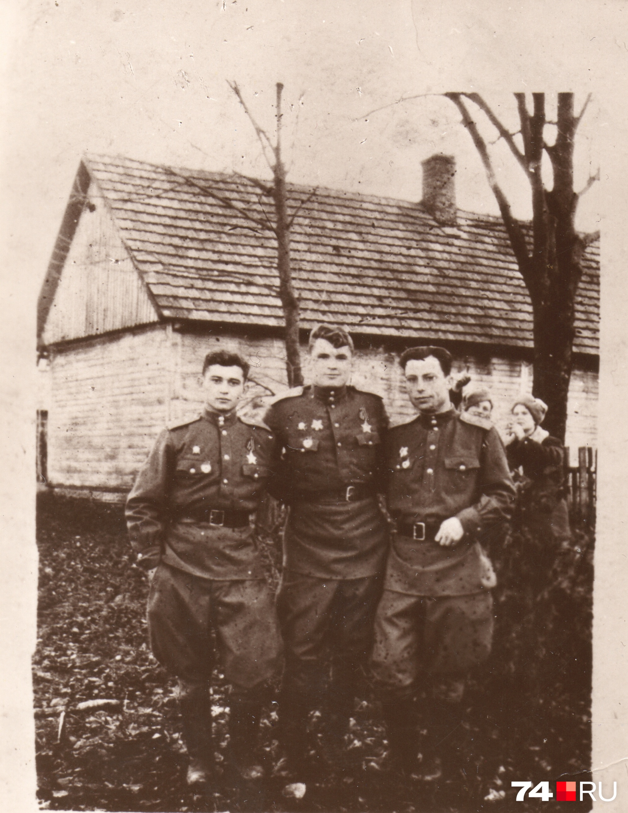 Снимок сделан в Польше в 1943 году. Николай Стерликов тут крайний слева — молодой, миниатюрный Снимок сделан в Польше в 1943 году. Николай Стерликов тут крайний слева — молодой, миниатюрный