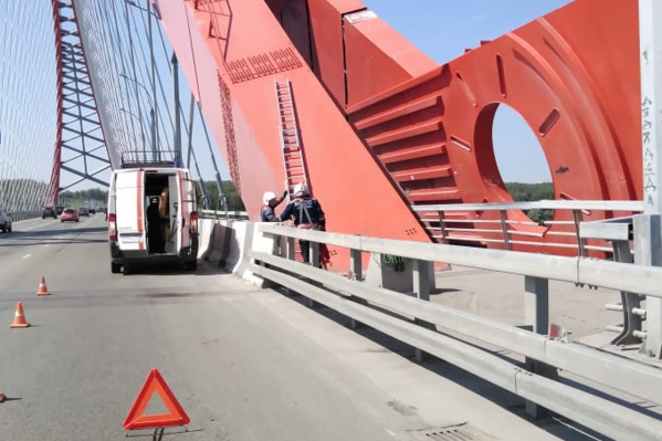 Доставать парня с арки приехал оперативный экипаж спасателей Доставать парня с арки приехал оперативный экипаж спасателей