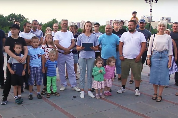 Инициативная группа собралась в центре города, чтобы обратиться к президенту. Другого выхода из ситуации люди не видят Инициативная группа собралась в центре города, чтобы обратиться к президенту. Другого выхода из ситуации люди не видят