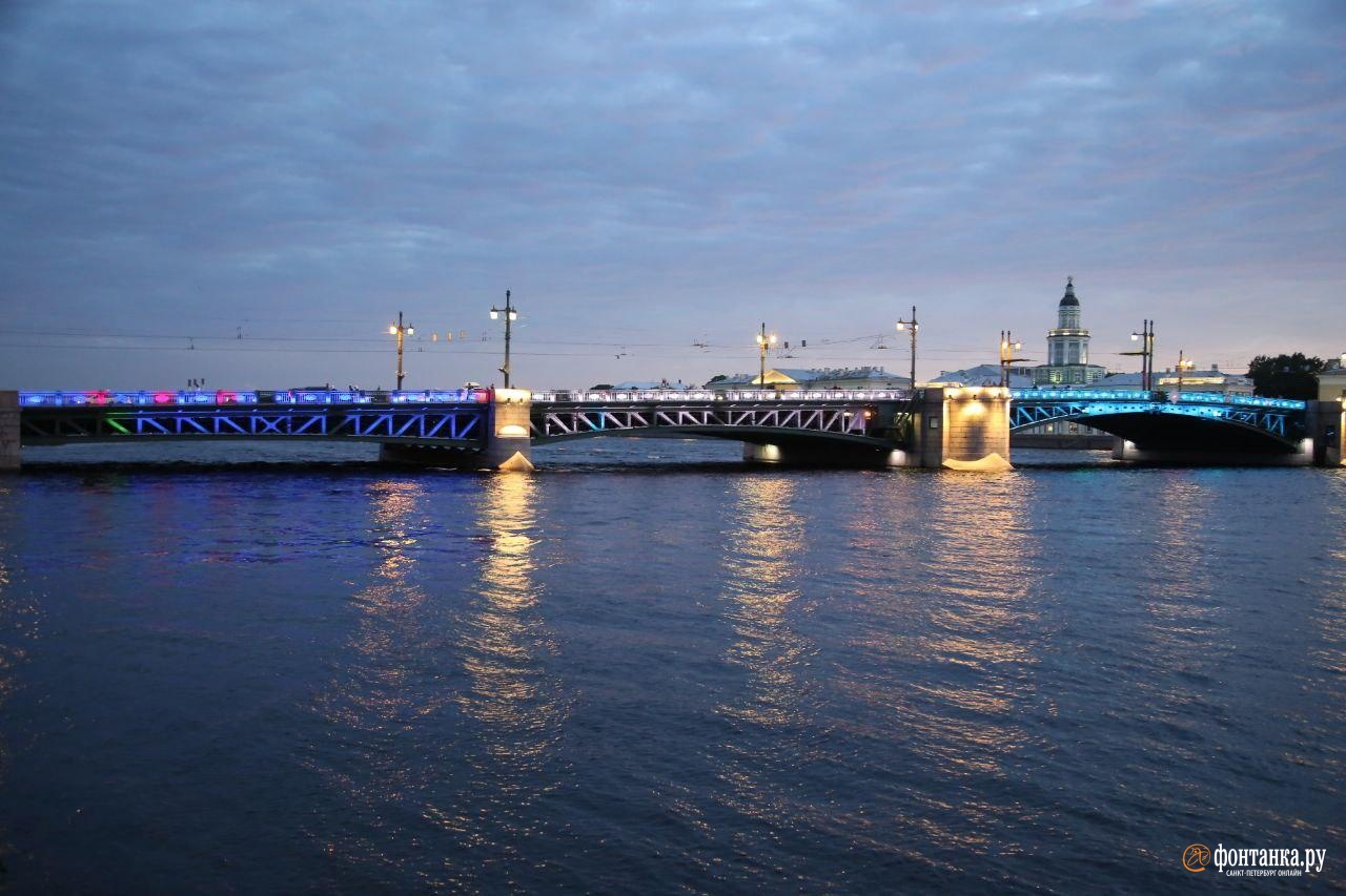 Дворцовый мост в Санкт Петербурге днем