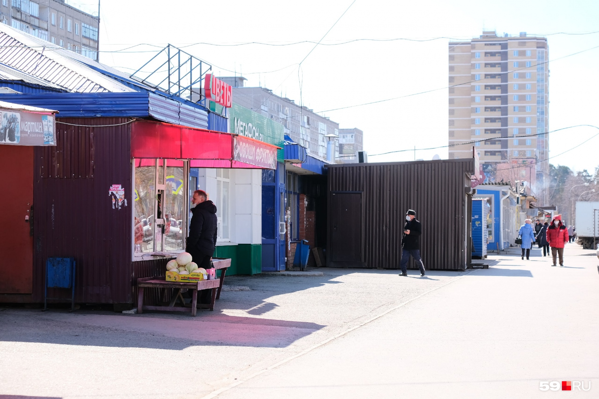 Продуктовые киоски открыты для редких покупателей Продуктовые киоски открыты для редких покупателей