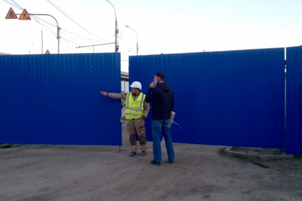 Проход через парк сейчас прегражден забором Проход через парк сейчас прегражден забором