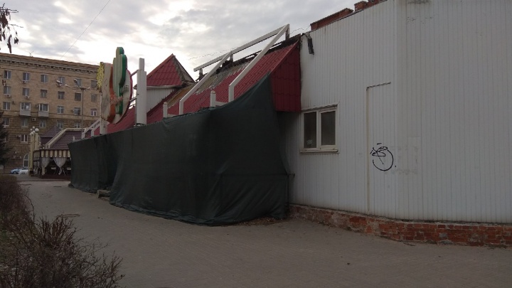 В центре Волгограда начали разбирать сгоревшее пять лет назад кафе «Ривьера»