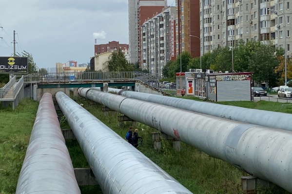 Эти трубы в спальном районе Тюмени, похоже, останутся навсегда Эти трубы в спальном районе Тюмени, похоже, останутся навсегда