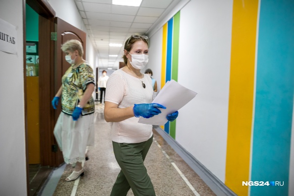 На недавнем ЕГЭ в Красноярске педагоги были в масках На недавнем ЕГЭ в Красноярске педагоги были в масках