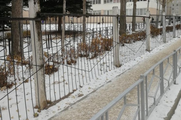 По словам Руслана, возле школы установлено четыре параллельных забора По словам Руслана, возле школы установлено четыре параллельных забора 