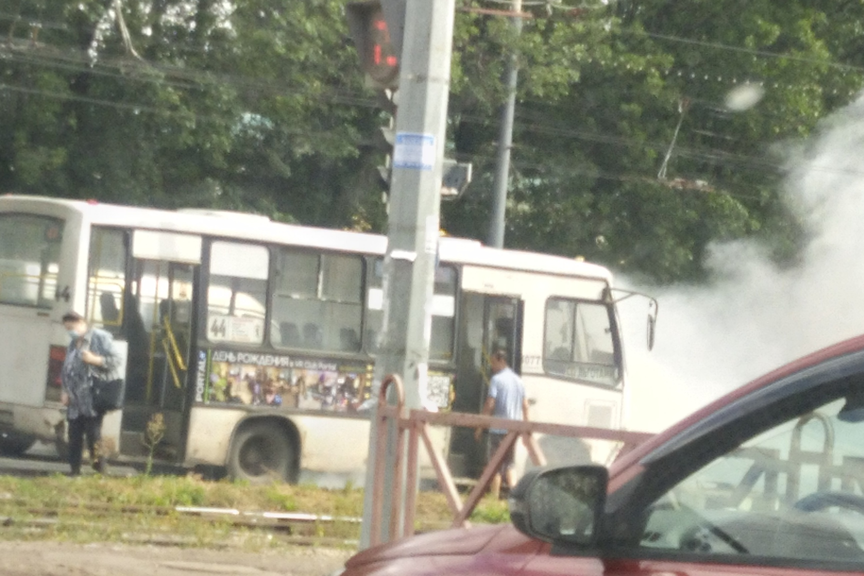 Неприятное происшествие. Дымящийся автобус в Ярославле. Автобус задымился Ярославское шоссе. Автобус на Ярославском шоссе дымит 16.09. В Туле задымился автобус.