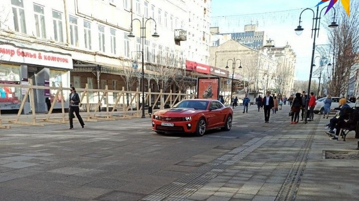 Спорткар с ярославскими номерами прокатился по пешеходной зоне в Саратове