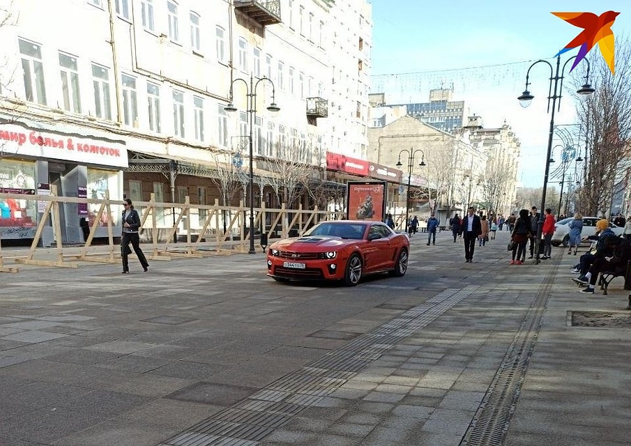 Спорткар с ярославскими номерами прокатился по пешеходной зоне в Саратове