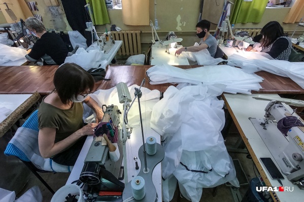 Каждая портниха выпускает по десять костюмов в день Каждая портниха выпускает по десять костюмов в день 