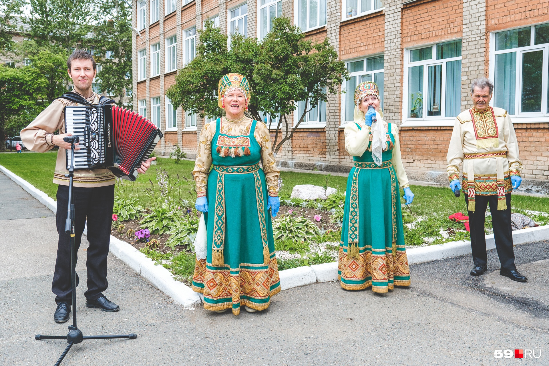 Голосующих встречают музыкальные коллективы Голосующих встречают музыкальные коллективы