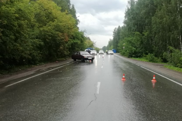 Женщина переходила дорогу в неположенном месте Женщина переходила дорогу в неположенном месте