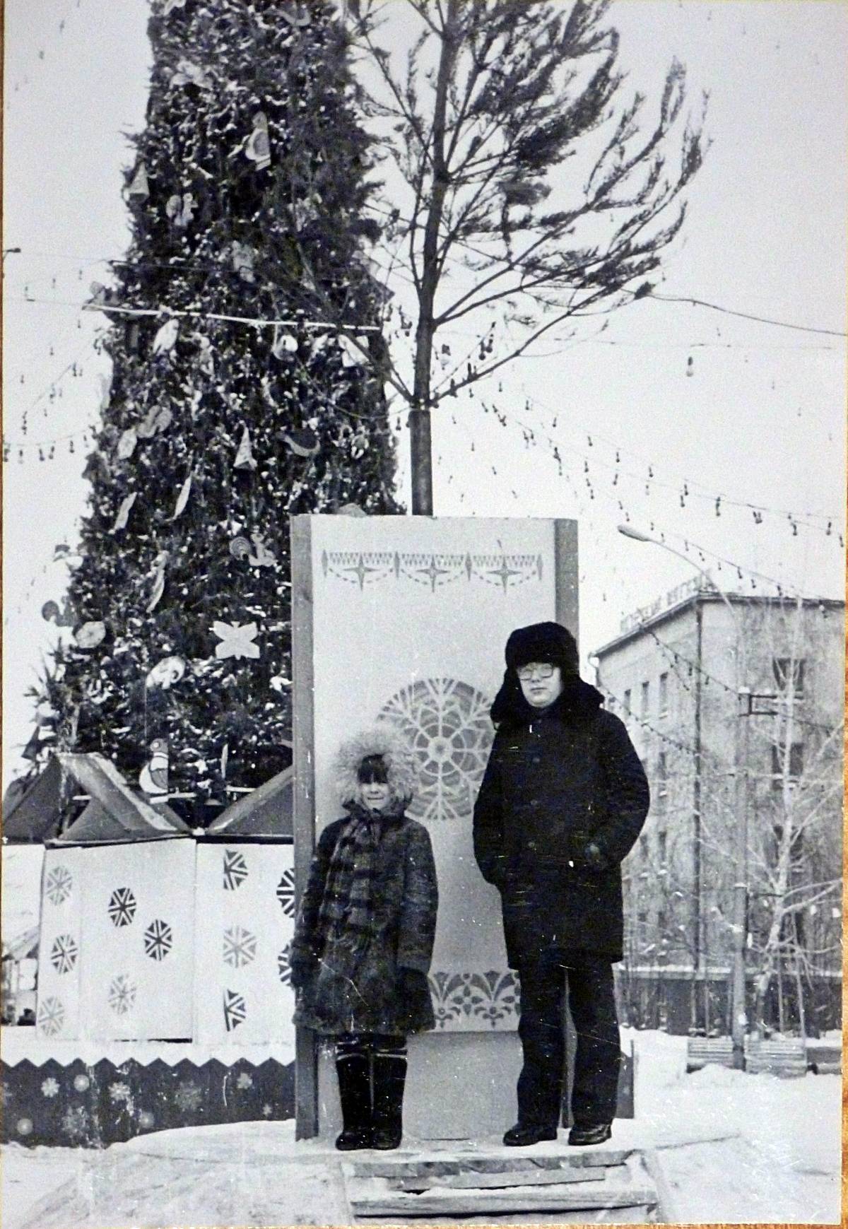 Эта елка стояла рядом с кинотеатром «Аврора» в 70-е годы