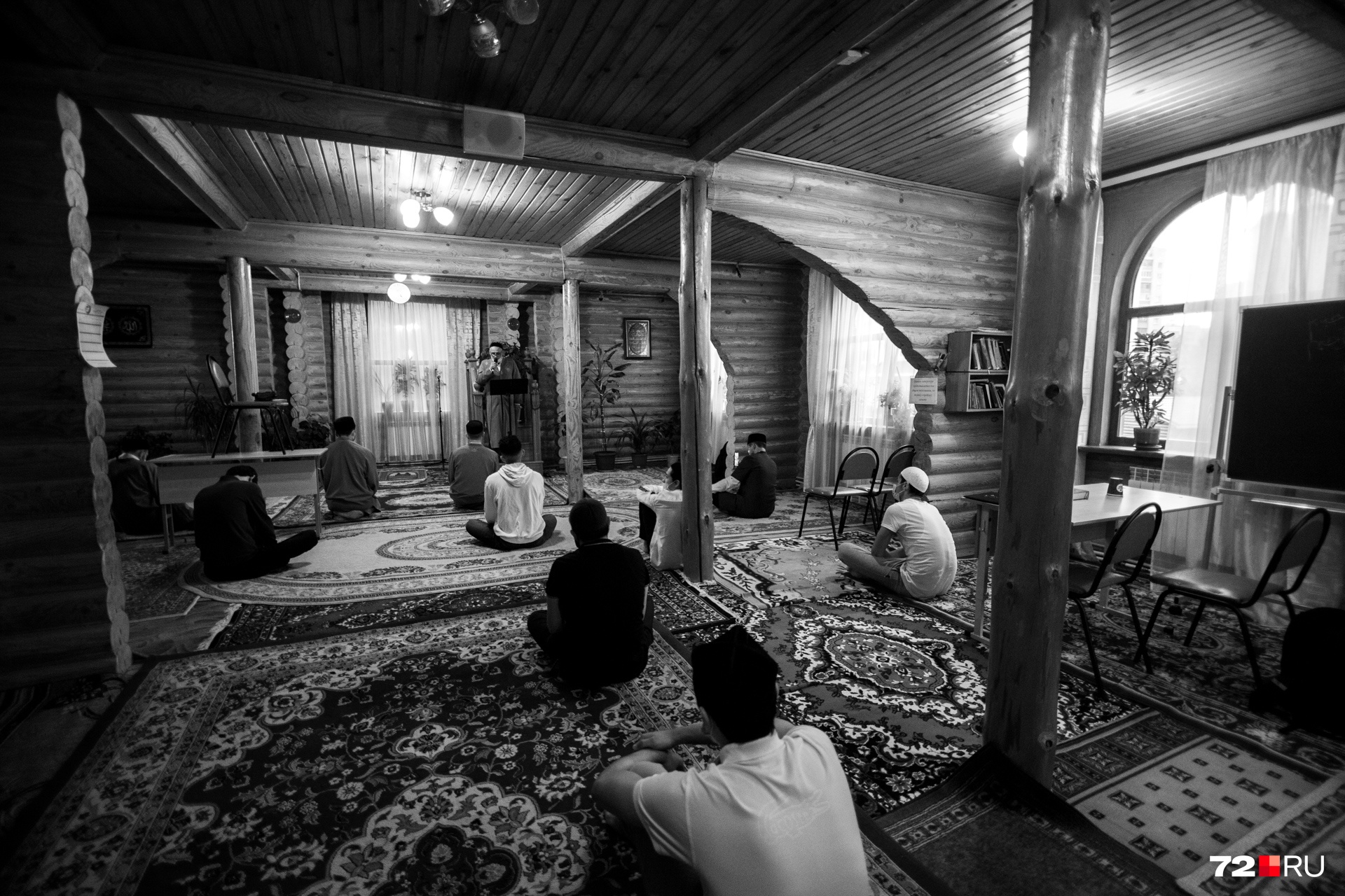 Обычно во время празднования Курбан-байрама здесь не протолкнуться. Люди молятся на ковриках на улице по причине отсутствия мест в здании. Но не в этот раз