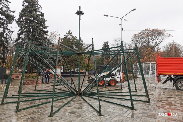 Перед парком им. Горького уже собирают елку Перед парком им. Горького уже собирают елку
