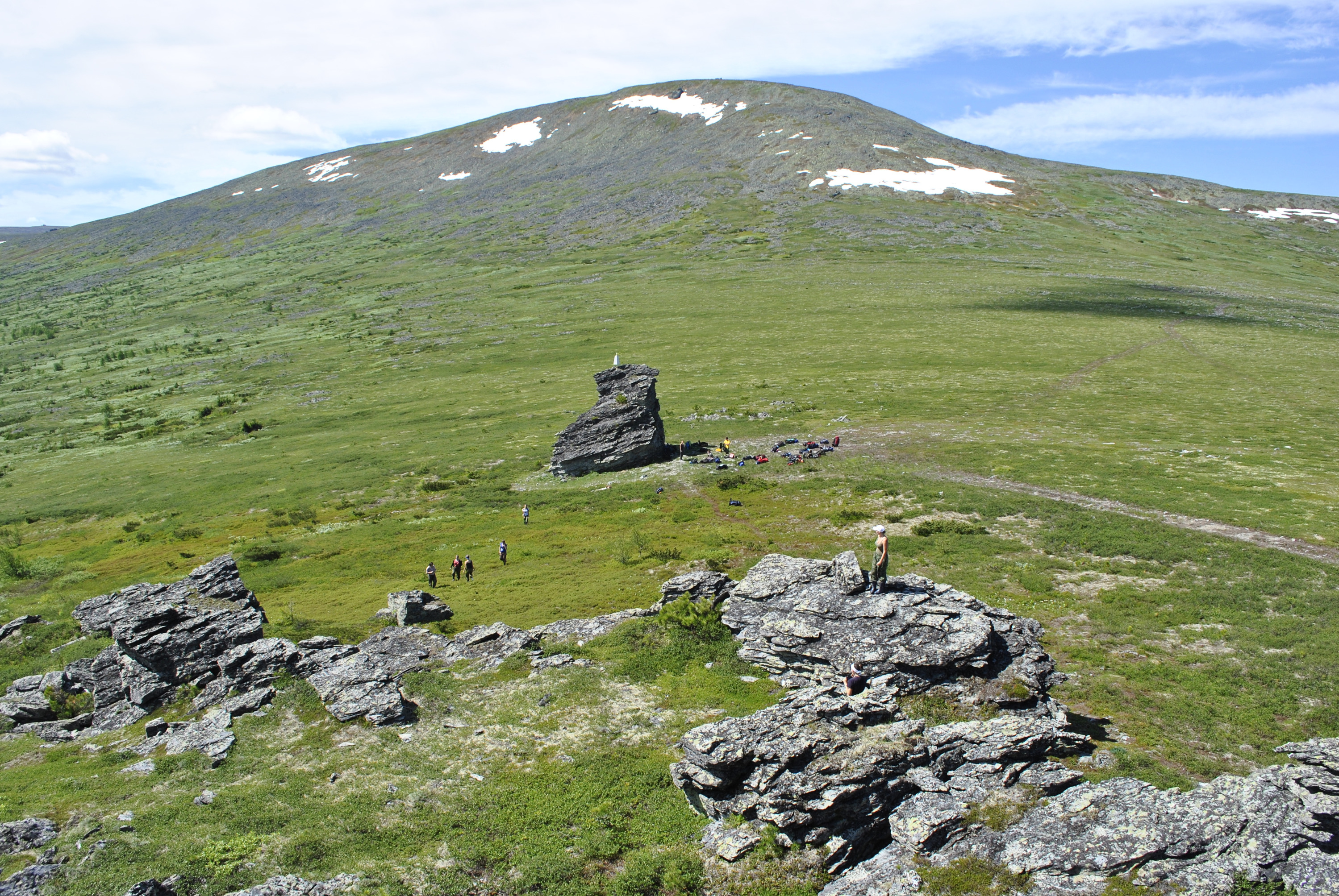 Это вид на перевал Дятлова летом. Группу нашли не прямо на нём, а чуть дальше, на восточном склоне горы Холатчахль