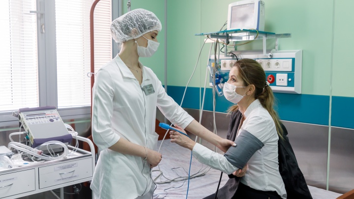 «Стало ощутимо меньше ковидных вызовов»: врачи — о спаде заболеваемости в Екатеринбурге