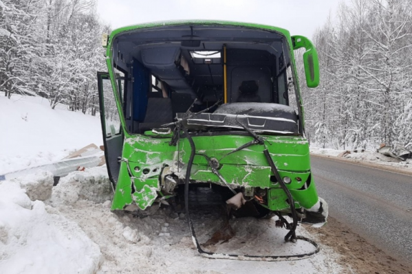 Автобус выехал на встречную полосу и столкнулся с двумя автомобилями Автобус выехал на встречную полосу и столкнулся с двумя автомобилями