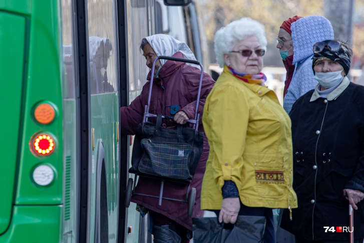 Женщина, у которой заподозрили коронавирус, работает кондуктором в автобусе