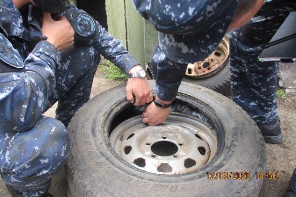Под покрышкой нашли свертки, приклеенные на скотч Под покрышкой нашли свертки, приклеенные на скотч