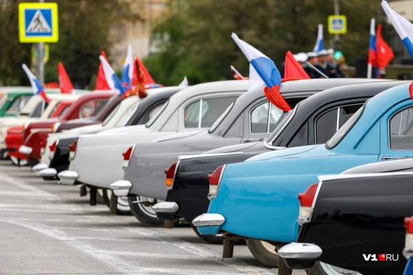 Выглядывающий из автомобиля флаг должен быть помечен как негабаритный груз Выглядывающий из автомобиля флаг должен быть помечен как негабаритный груз