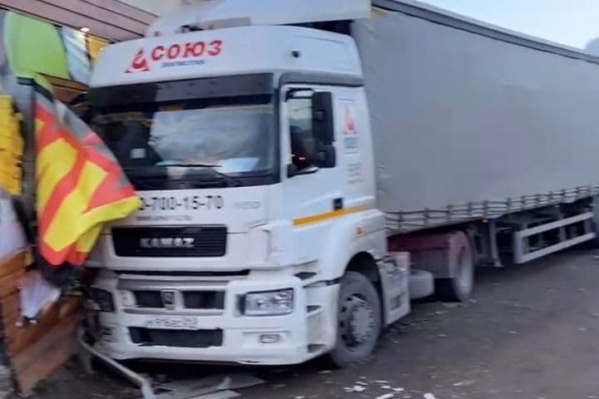 Фура повредила обшивку и припаркованный у здания автомобиль Фура повредила обшивку и припаркованный у здания автомобиль