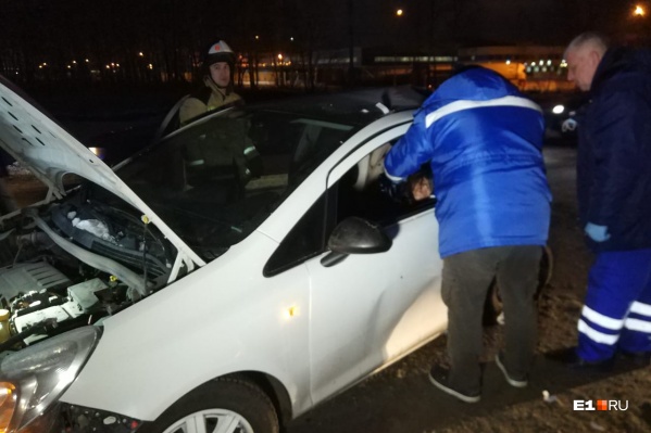 Спасателям пришлось деблокировать машину, чтобы извлечь девушку-водителя Спасателям пришлось деблокировать машину, чтобы извлечь девушку-водителя